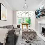 Luxury 3 Bedroom House - Parking - Garden - Pool & Tennis Table - Top Rated - 782S