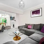 Luxury 3 Bedroom House - Parking - Garden - Pool & Tennis Table - Top Rated - 782S