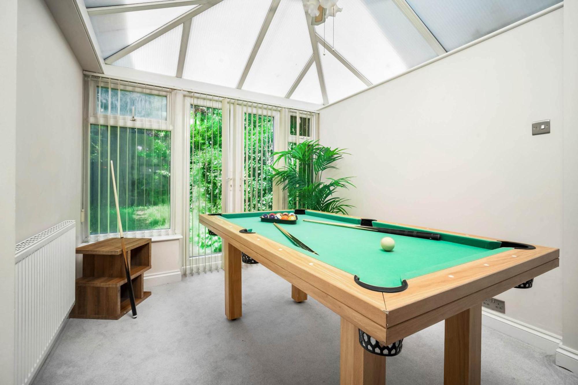 Luxury 3 Bedroom House - Parking - Garden - Pool & Tennis Table - Rated - 782s