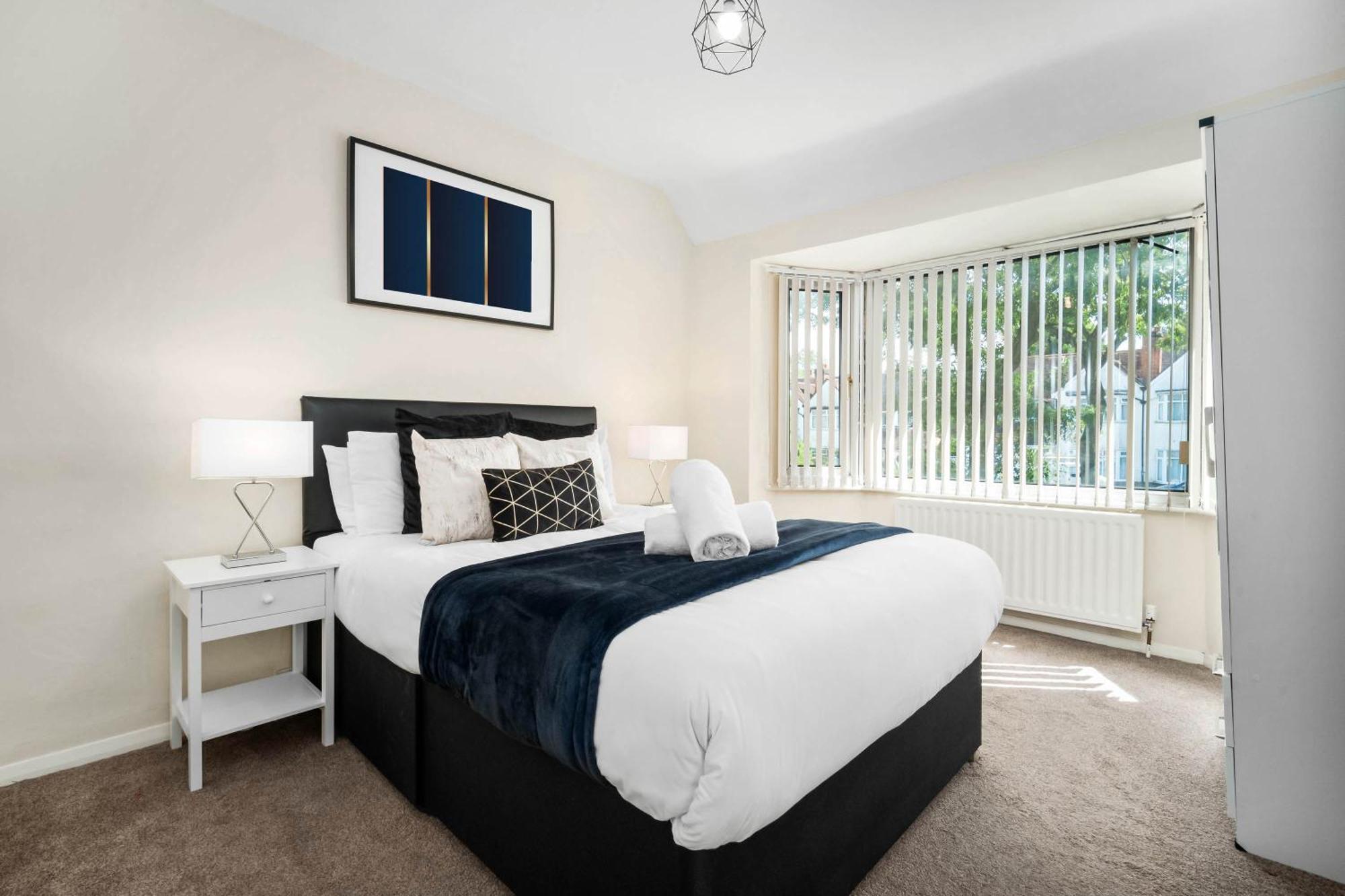 Holiday home Luxury 3 Bedroom House - Parking - Garden - Pool & Tennis Table - Rated - 782s *