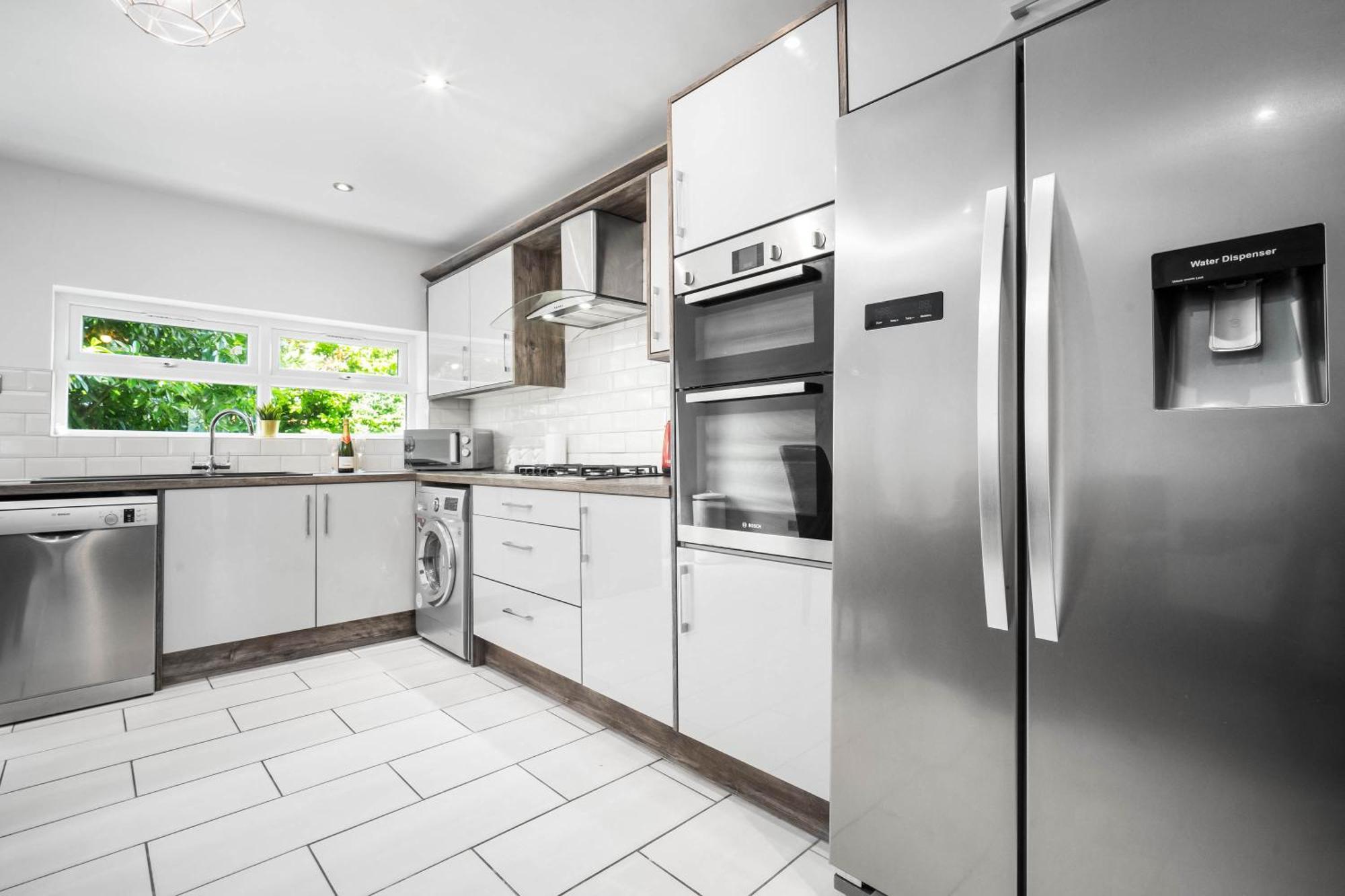 Luxury 3 Bedroom House - Parking - Garden - Pool & Tennis Table - Rated - 782s