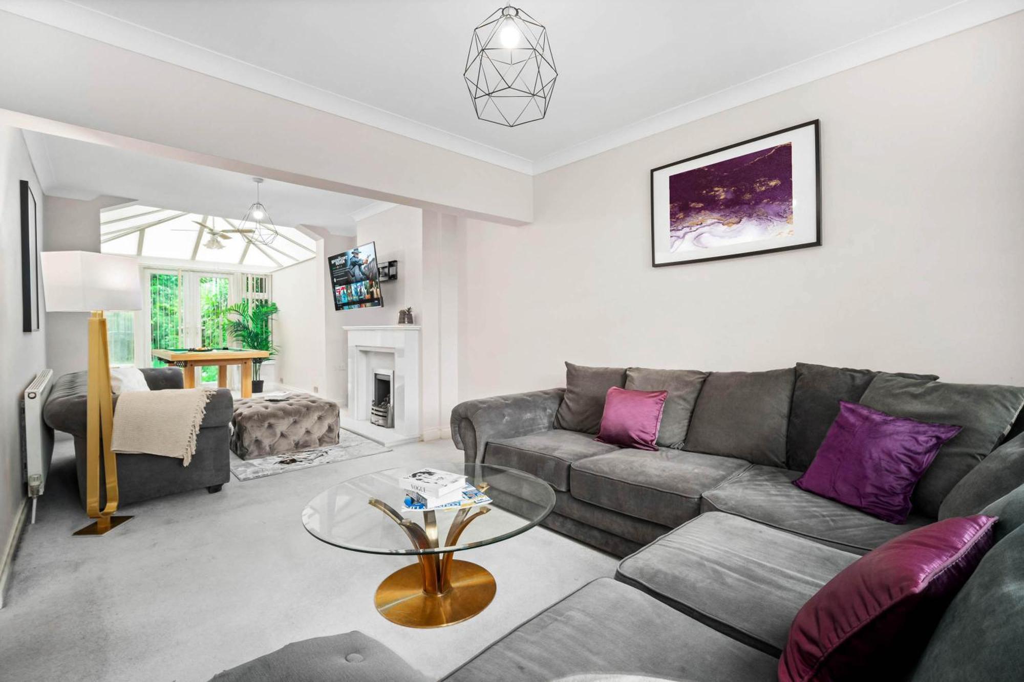 Luxury 3 Bedroom House - Parking - Garden - Pool & Tennis Table - Rated - 782s