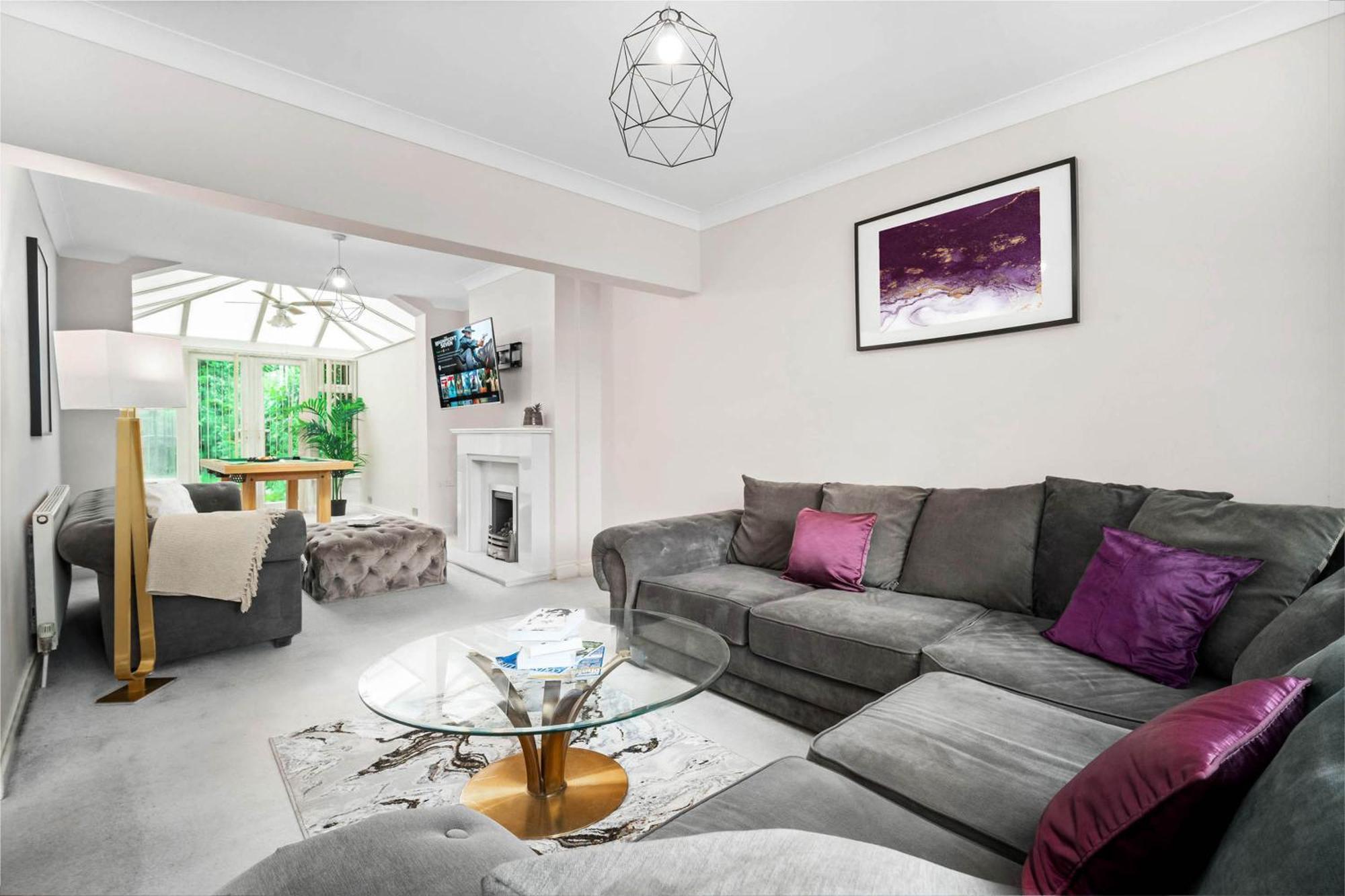 Luxury 3 Bedroom House - Parking - Garden - Pool & Tennis Table - Rated - 782s