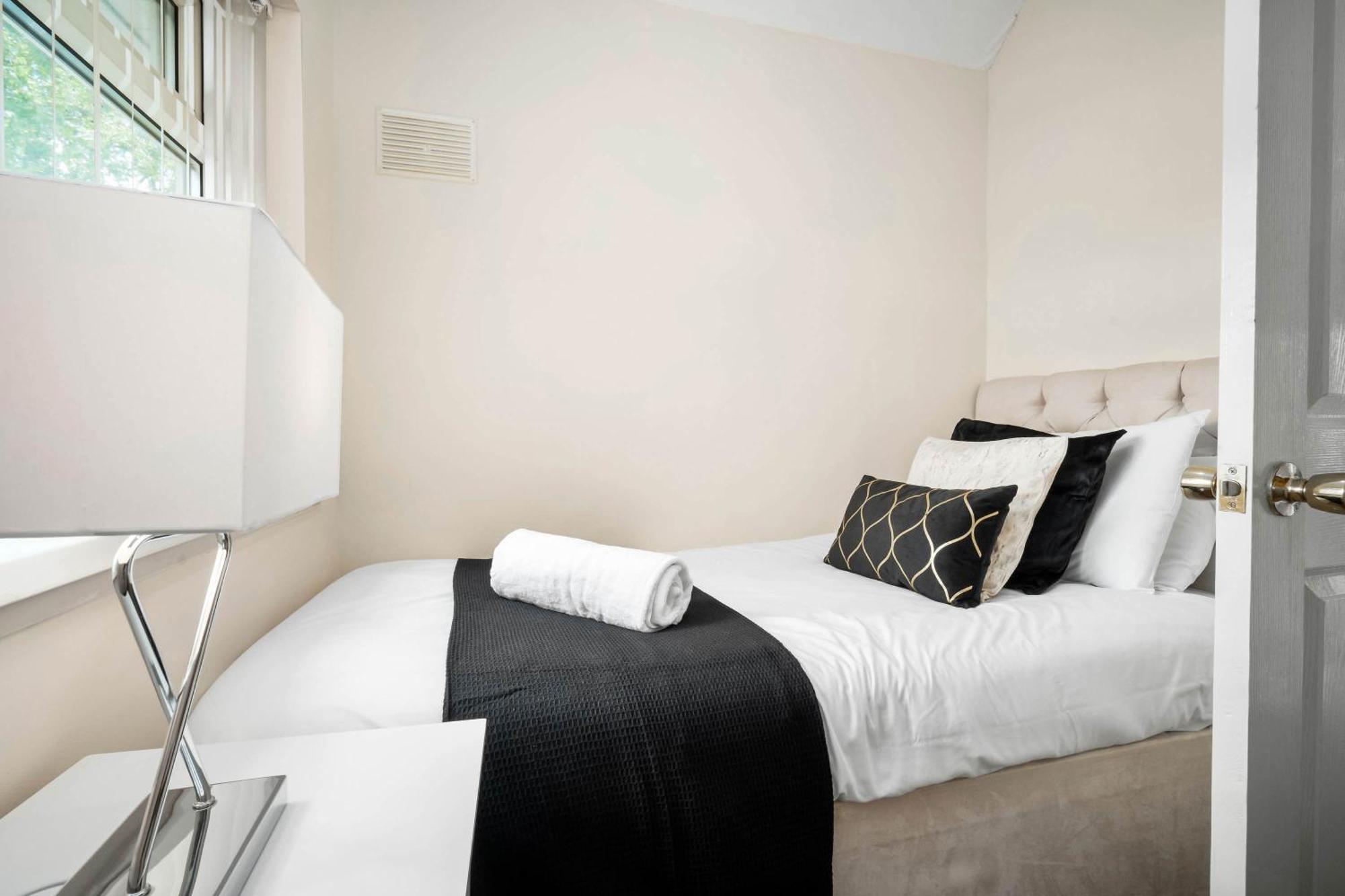 Holiday home Luxury 3 Bedroom House - Parking - Garden - Pool & Tennis Table - Rated - 782s