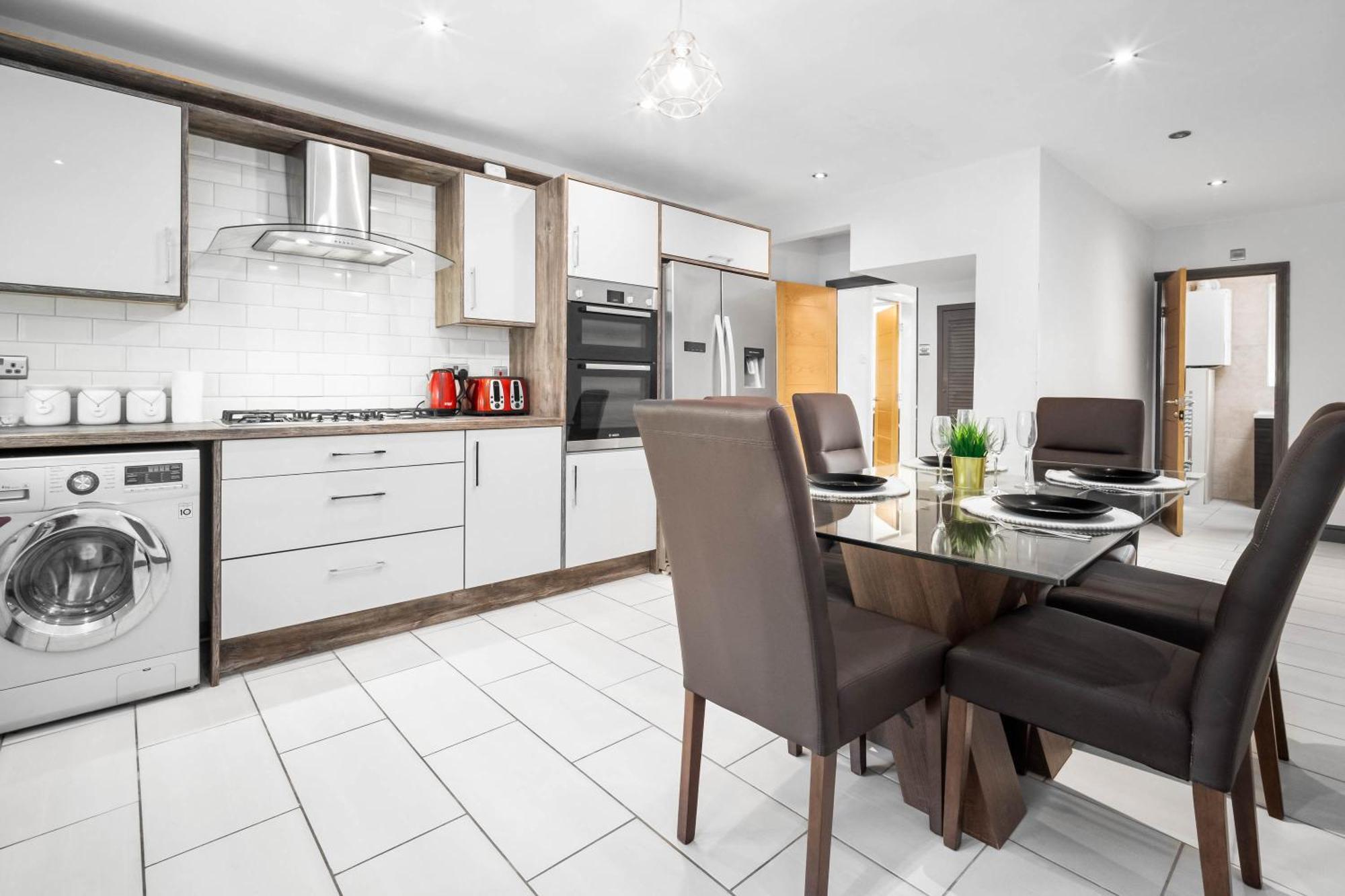 Luxury 3 Bedroom House - Parking - Garden - Pool & Tennis Table - Rated - 782s