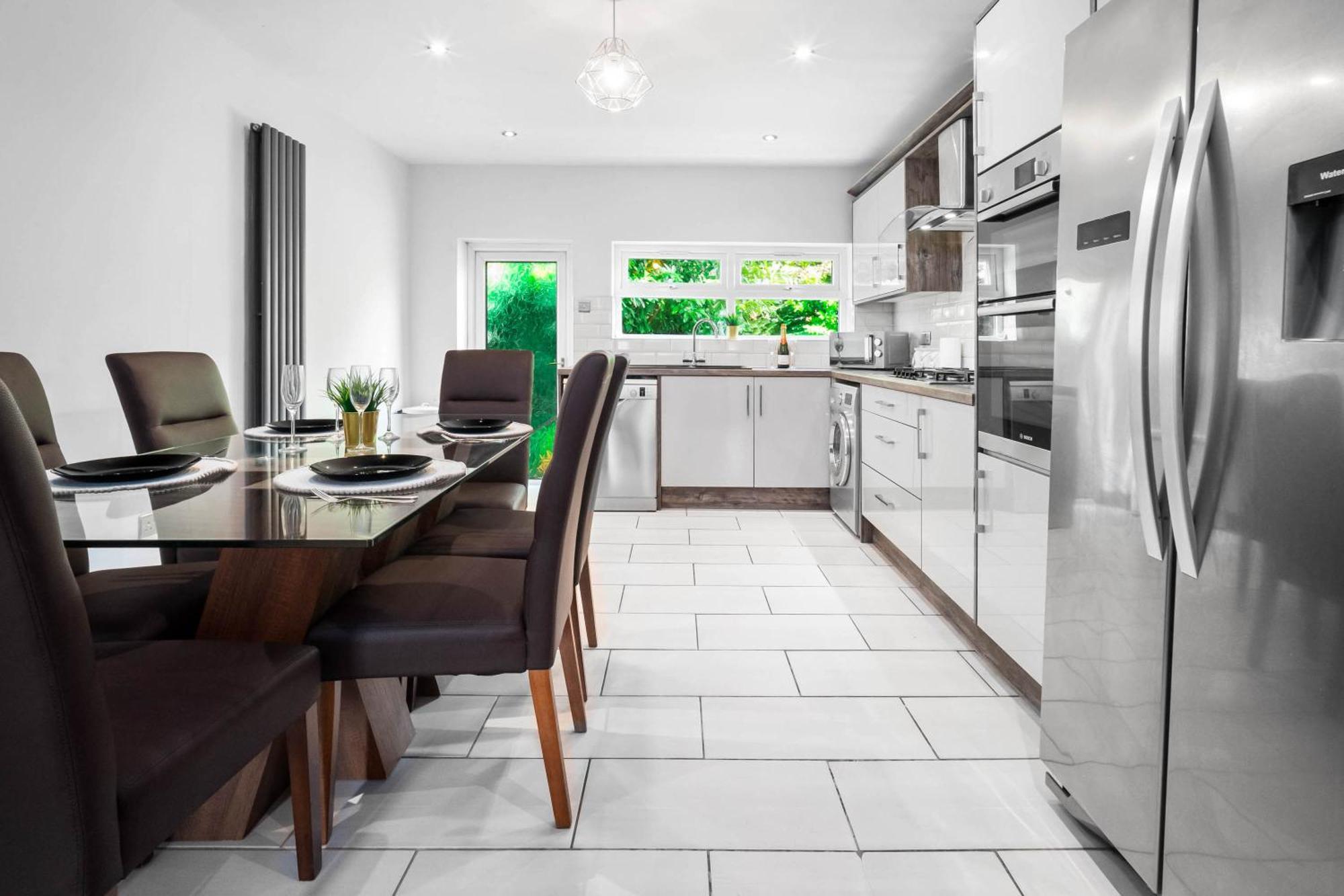 Holiday home Luxury 3 Bedroom House - Parking - Garden - Pool & Tennis Table - Rated - 782s *